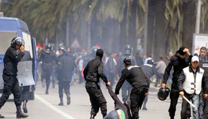 الشرطة التونسية تطلق الغاز المسيل للدموع على المتظاهرين