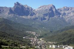 احتجاج العشرات من سكان برقيس بسبب نقص المياه و عدم اصلاح قنوات الصرف الصحي