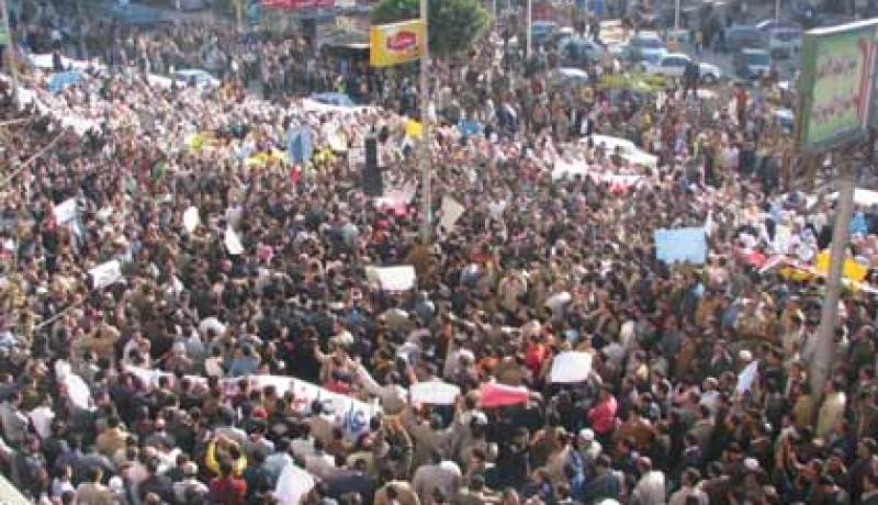 انصار ومعارضي مرسي في الشارع في منازلة محفوفة بالمخاطر بين الجيش والاخوان