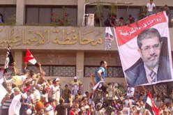 أنصار مرسي يعتلون دبابات الجيش بالإسماعيلية