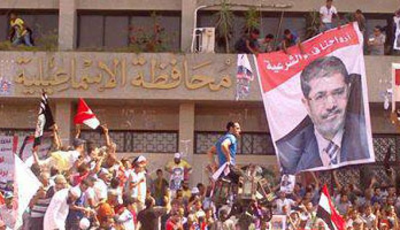 أنصار مرسي يعتلون دبابات الجيش بالإسماعيلية