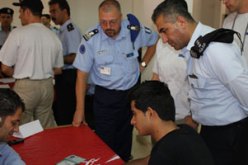 مركز حقوقى يدين قيام شرطة حماس باحتجاز شبان وقص شعرهم