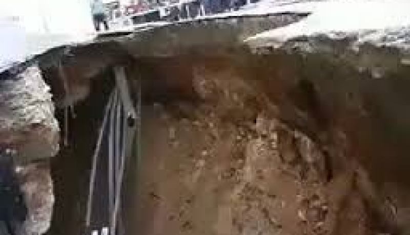 إغلاق شارع زيغود يوسف بسبب انهيار أرضي بقسنطينة