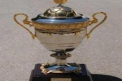 عبد المالك سلال يسلم الكأس لقائد فريق مولودية الجزائر