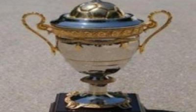 عبد المالك سلال يسلم الكأس لقائد فريق مولودية الجزائر