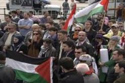 احتجاجات للاجئين الفلسطينيين أمام مقر أونروا في غزة على تقليص مساعداتها