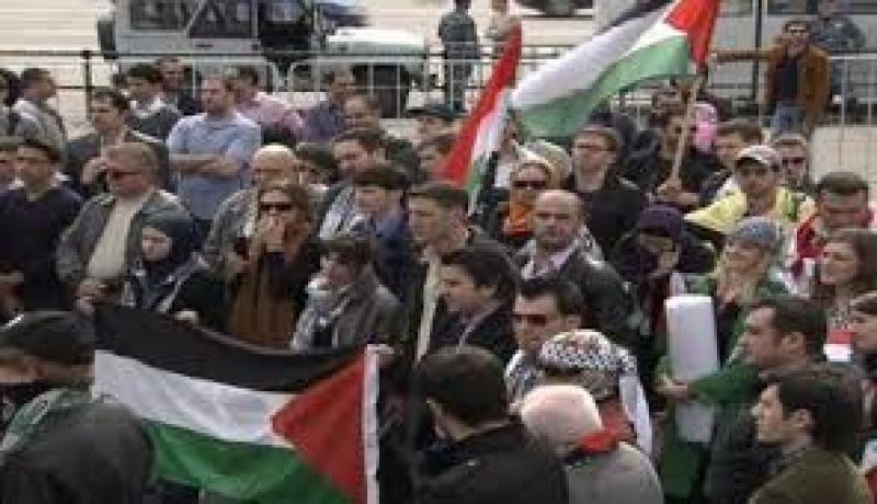 احتجاجات للاجئين الفلسطينيين أمام مقر أونروا في غزة على تقليص مساعداتها