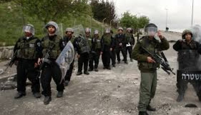 قوات الاحتلال الاسرائيلي تطلق قنابل الغاز على الفلسطينيين في ذكرى يوم الأرض