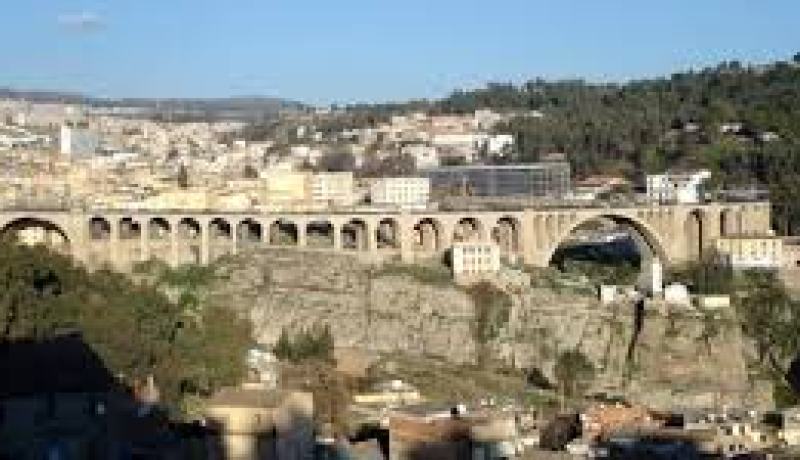 التوقيع على اتفاق بين العمال الجزائريين بورشة الجسرالعابرلوادي الرمال ومؤسسة أندراد-غوتييراز