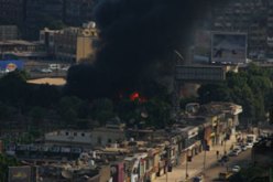 حريق مهول بمحلات في مصر و محاولات للسيطرة على النيران نتيجة شارة كهربائية
