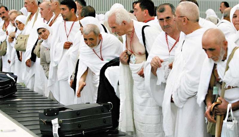 أولى دفعات الحجاج الجزائريين تصل اليوم السبت وغلام الله يصف الموسم بالناجح