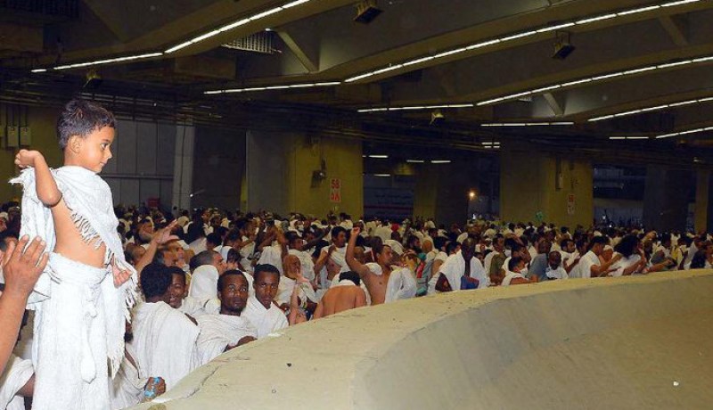 حجاج بيت الله الحرام يواصلون رمي الجمرات في منى في أول أيام التشريق