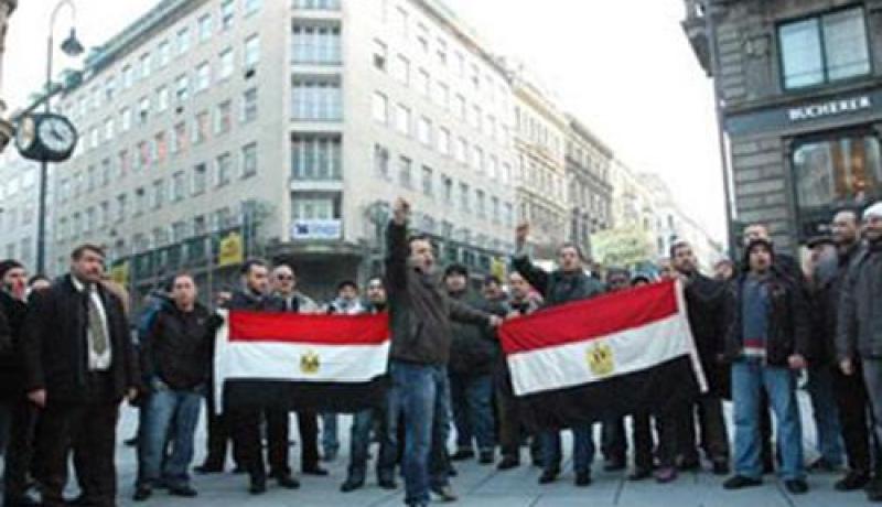 أنصار الرئيس المعزول محمد مرسي يتظاهرون أمام مبني السفارة المصرية بلندن