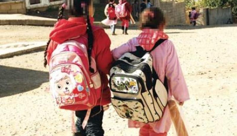 بابا أحمد يكشف عن اجراءات جديدة للتخفيف من وزن المحفظة المدرسية