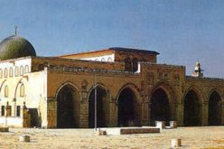 عشرات الآلاف من الفلسطينيين يزحفون إلى القدس فى أول جمعة من رمضان