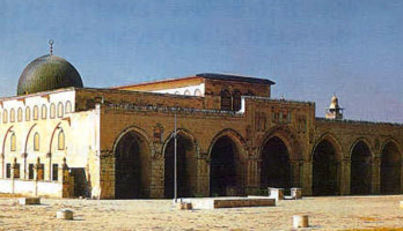 عشرات الآلاف من الفلسطينيين يزحفون إلى القدس فى أول جمعة من رمضان