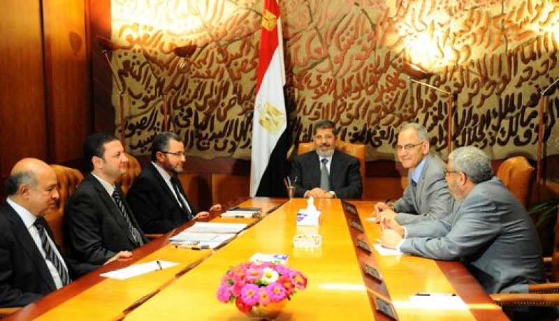 مرسي يستقبل السيسي وقنديل للمرة الثانية خلال الـ24 ساعة.. ووزير العدل ينفي استقالة الحكومة