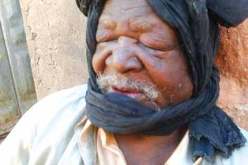 عمال يرفعون التحدي بعرض الصحراء ويصمدون أمام الحر في رمضان