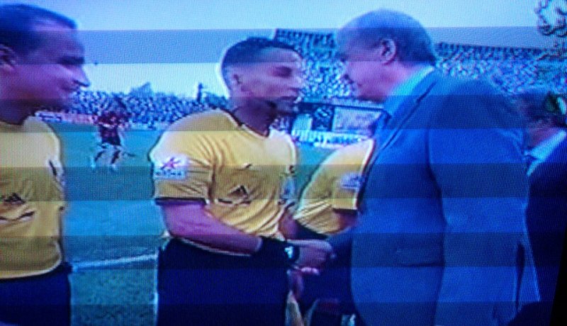 سلال يصافح لاعبي اتحاد العاصمة ومولودية الجزائر