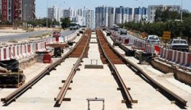 عبد المالك سلال يتفقد عدة مشاريع تخص النقل بوهران