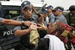 عجوز فلسطينية تصفع شرطي اسرائيلي بحذاء