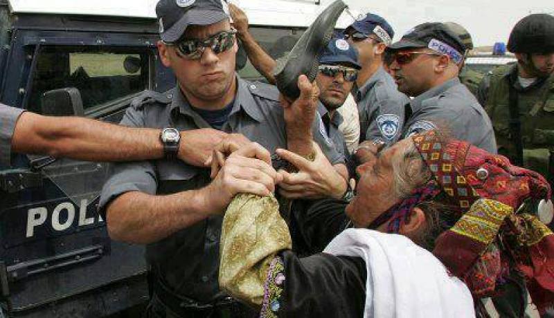 عجوز فلسطينية تصفع شرطي اسرائيلي بحذاء