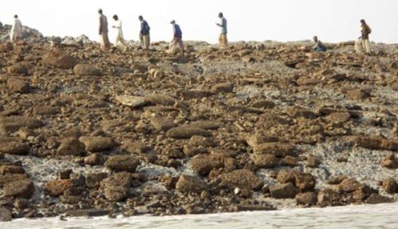 بسبب الزلزال الباكستاني جزيرة جديدة تظهر في بحر العرب