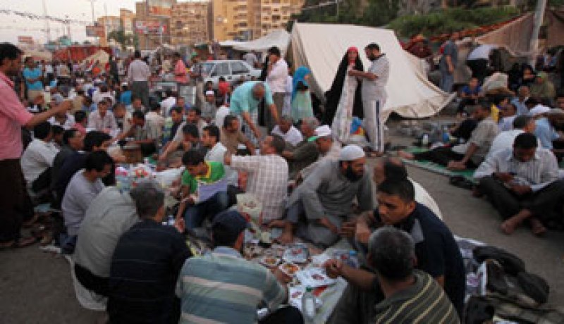 الدفاع الوطنى المصري يعطى 48 ساعة كمهلة لمعتصمى رابعة العدوية