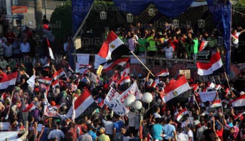 وفاة 5 اشخاص بينهم نساء و اصابة اخرين في اشتباكات بين مؤيدين لمرسي و المعارضين في المنصورة