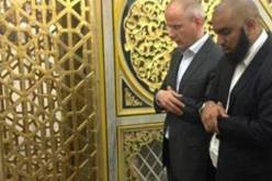 أحد منتجي الفيلم المسيء للنبي يعتنق الإسلام ويبكى عند قبر الرسول