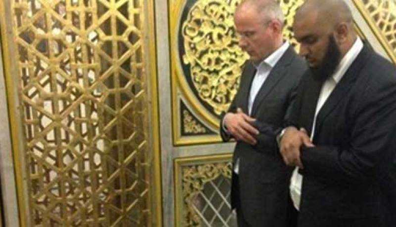أحد منتجي الفيلم المسيء للنبي يعتنق الإسلام ويبكى عند قبر الرسول