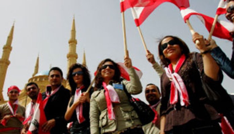 مظاهرة حزبية لبنانية تطالب بدعم الشعب السورى