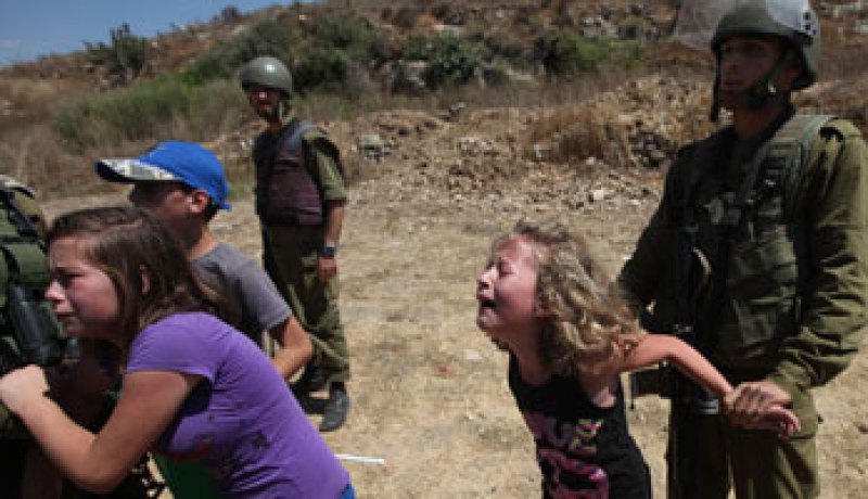 إصابة 20 فلسطينياً في هجمات لمستوطنين على حافلات بالضفة