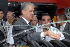 سلال يطلق مشروعا لتحلية المياه و يتفقد مركبا رياضيا بتندوف