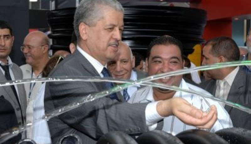 سلال يطلق مشروعا لتحلية المياه و يتفقد مركبا رياضيا بتندوف