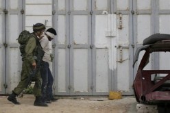 الجيش الإسرائيلي يعتقل فلسطينيا في الضفة الغربية ويصيب عشرات اخرين بالقدس المحتلة