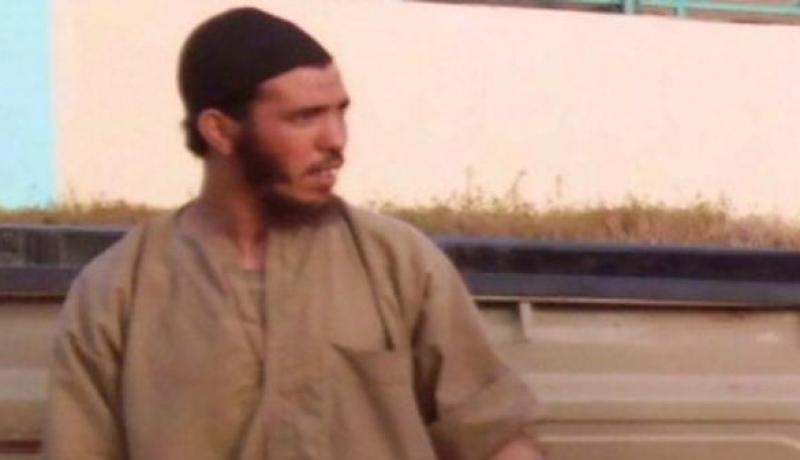 الارهابي أبو دجانة يسلم نفسه لقوات الجيش الوطني