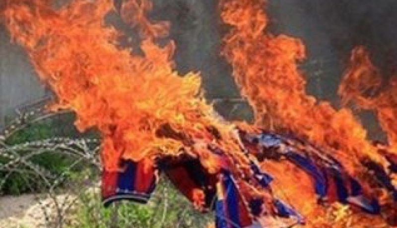 فلسطينيون يحرقون قمصان برشلونة