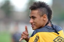 نيمار يوقع رسميا عقدا مع برشلونة الإسباني