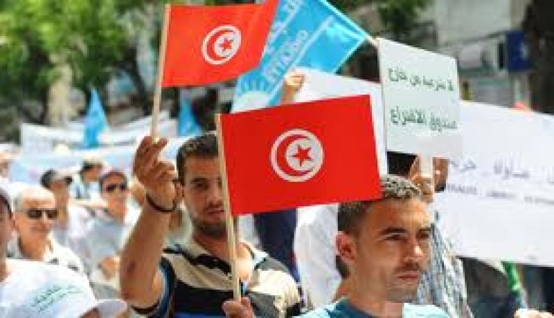 المعارضة التونسية تطلق حملة إرحل والنهضة ترفض الانقلابات
