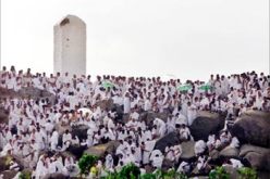 حجاج بيت الله الحرام يتوافدون إلى صعيد عرفات