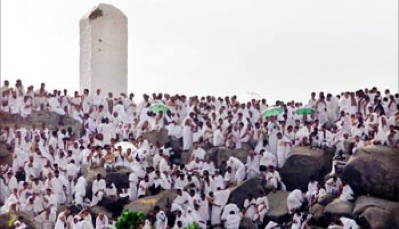 حجاج بيت الله الحرام يتوافدون إلى صعيد عرفات