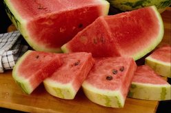 اصابة 3 اطفال من عائلة واحدة بتسمم غذائي بعد تناولهم البطيخ الاحمر في تيبازة