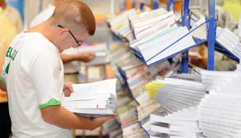 تراجع نسبة الإقبال على الأدب باللغة العربية بصالون الكتاب 2013