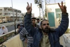 عشرات الفلسطينيين يقتحمون مجددا مقر الاونروا في غزة احتجاجا على وقف برنامج مساعدات