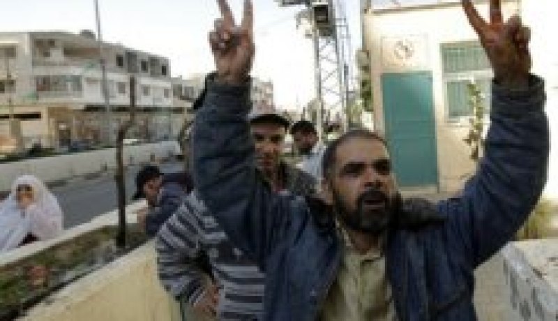 عشرات الفلسطينيين يقتحمون مجددا مقر الاونروا في غزة احتجاجا على وقف برنامج مساعدات