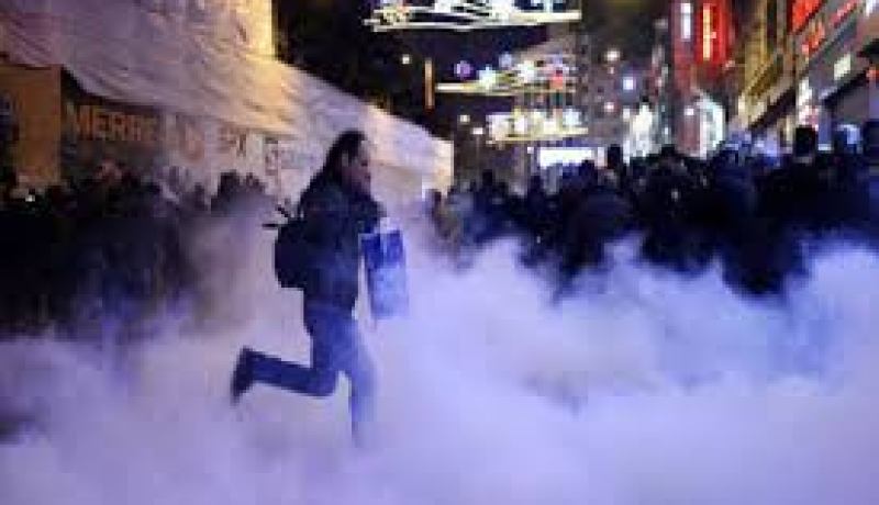 اعتقال 31 شخصا خلال تفريق التظاهرات المطالبة باستقالة أردوغان في تركيا
