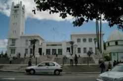 العشرات من قاطني الحي القصديري “السلام” يتجمعون أمام مقر بلدية مستغانم للمطالبة بالسكن