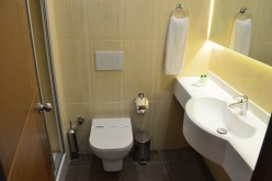 أب يحبس ابنته داخل دورة للمياه في بجاية