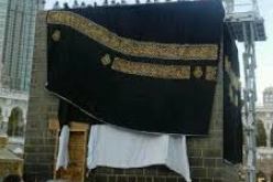 الكعبة المشرفة ترتدي كسوتها الجديدة في يوم الوقوف عرفات